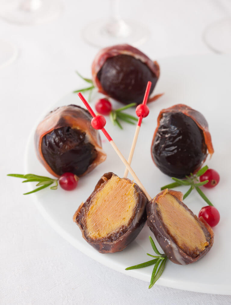 PRUNEAUX DEGUISES AU JAMBON DE BAYONNE ET FARCIS AU FOIE GRAS
